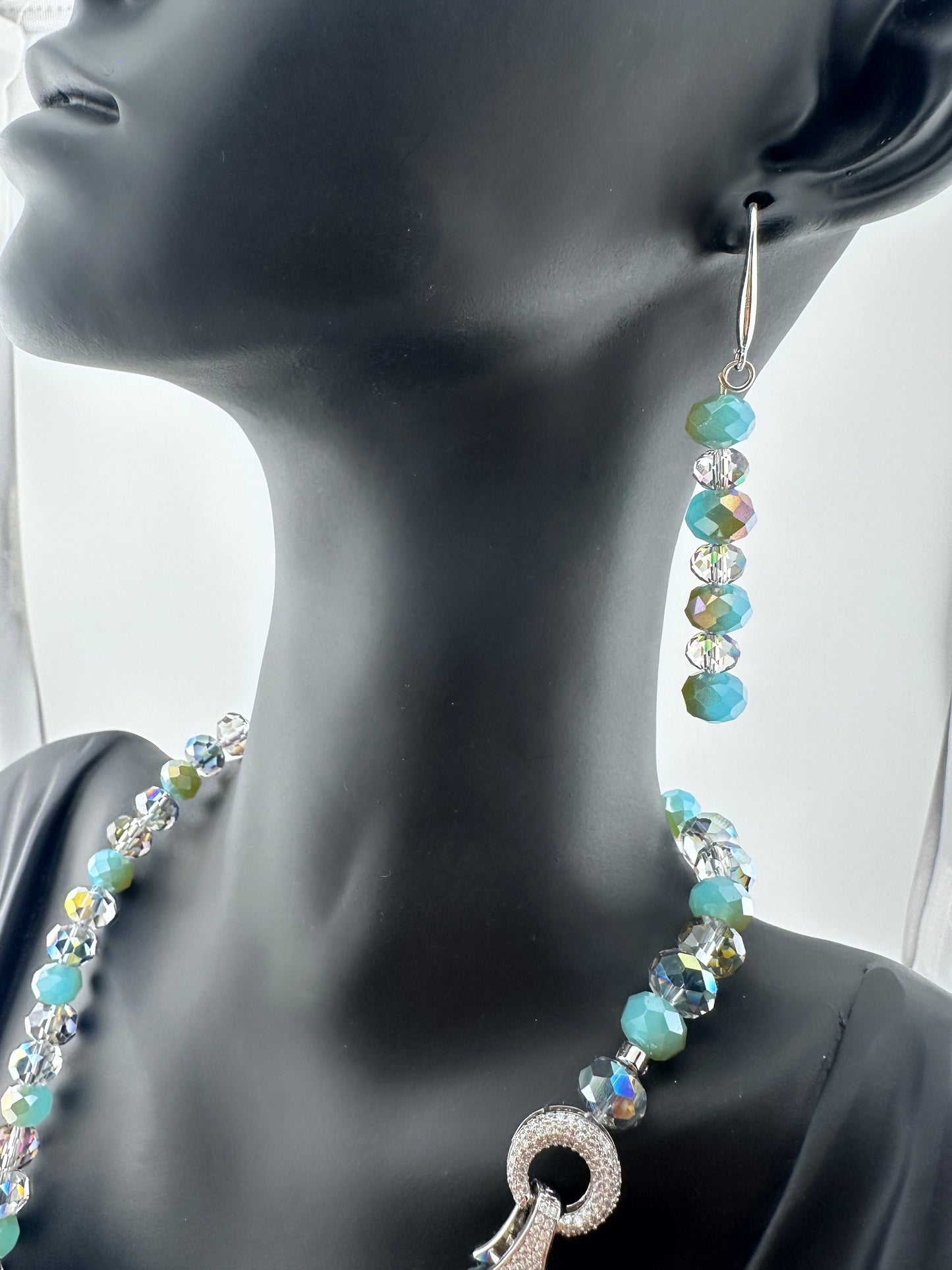 This stunning jewelry set