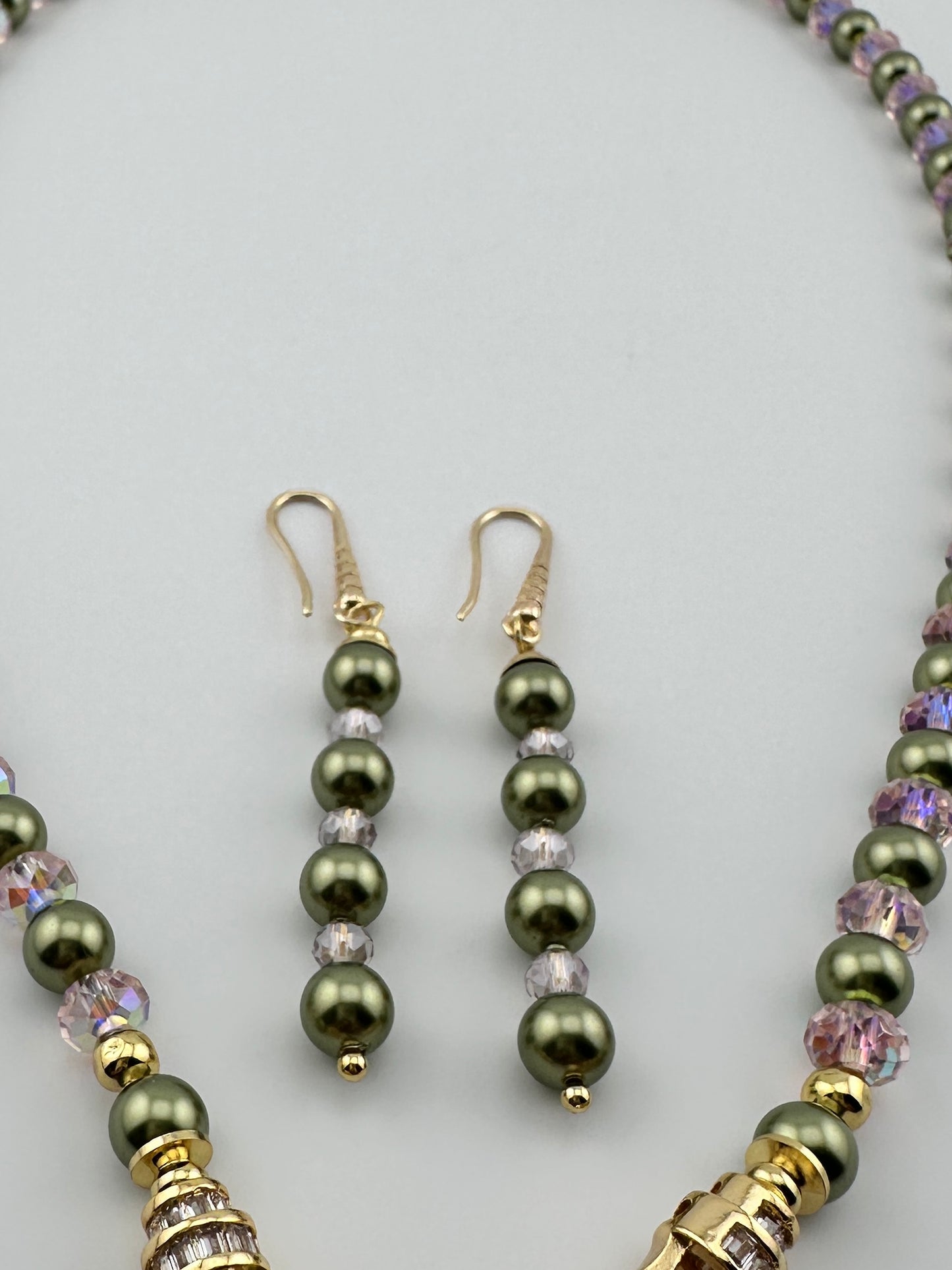 "Elegant Necklace and Earring Set with Light Green Swarovski Pearls & Sparkling Crystals"