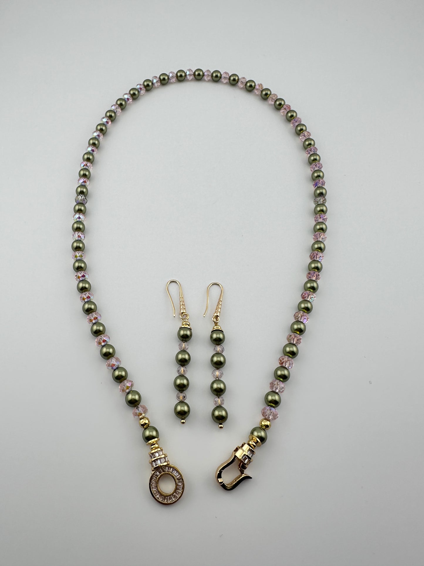 "Elegant Necklace and Earring Set with Light Green Swarovski Pearls & Sparkling Crystals"